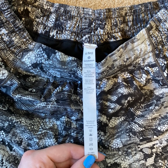 Lululemon Hotty Hot Shorts size 6 2.5” inseam - Picture 2 of 3